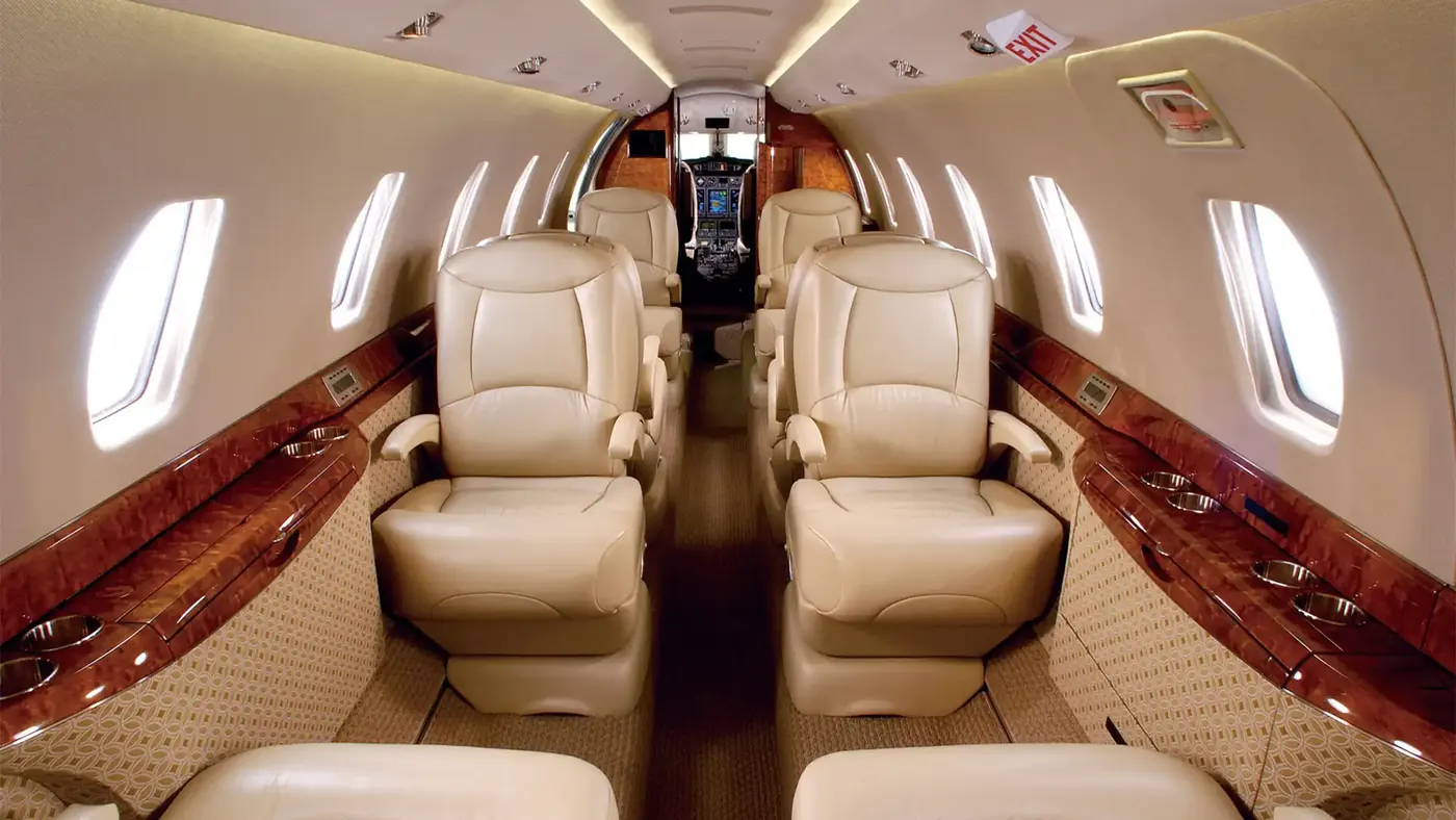 Cabine d'un jet d'affaires avec sièges en cuir