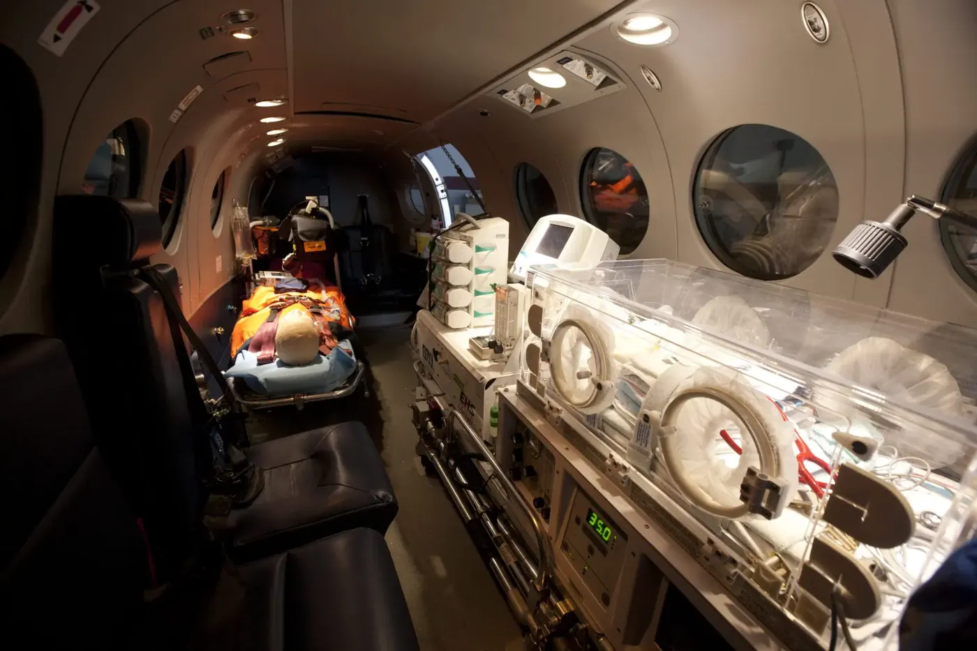 Cabine d'avion médicalisé équipée d'une civière et d'une couveuse